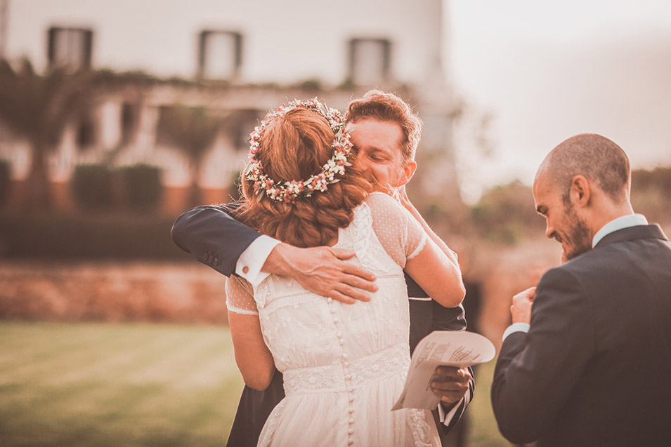 Wedding hugs. Wedding Advisor.